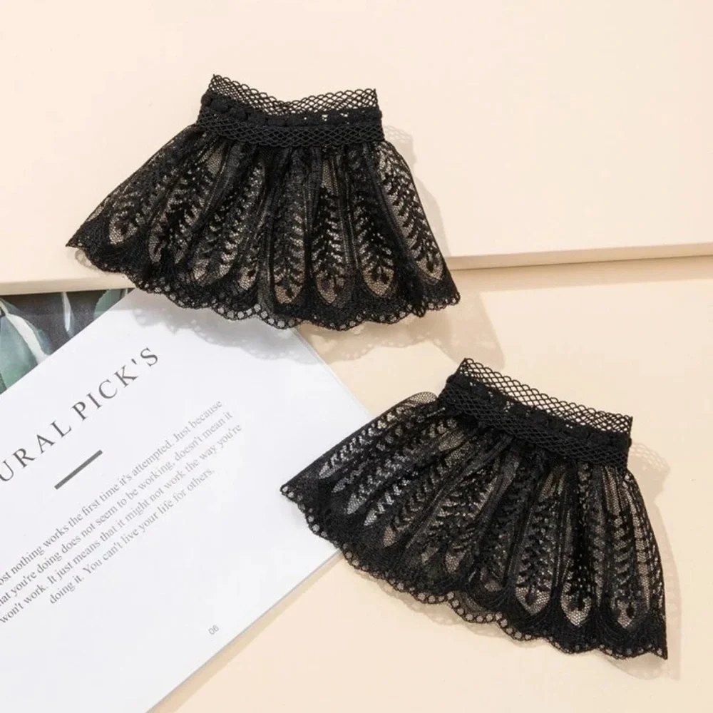 🎀 Lace Cuffs 🎀 - Picture 3 of 3